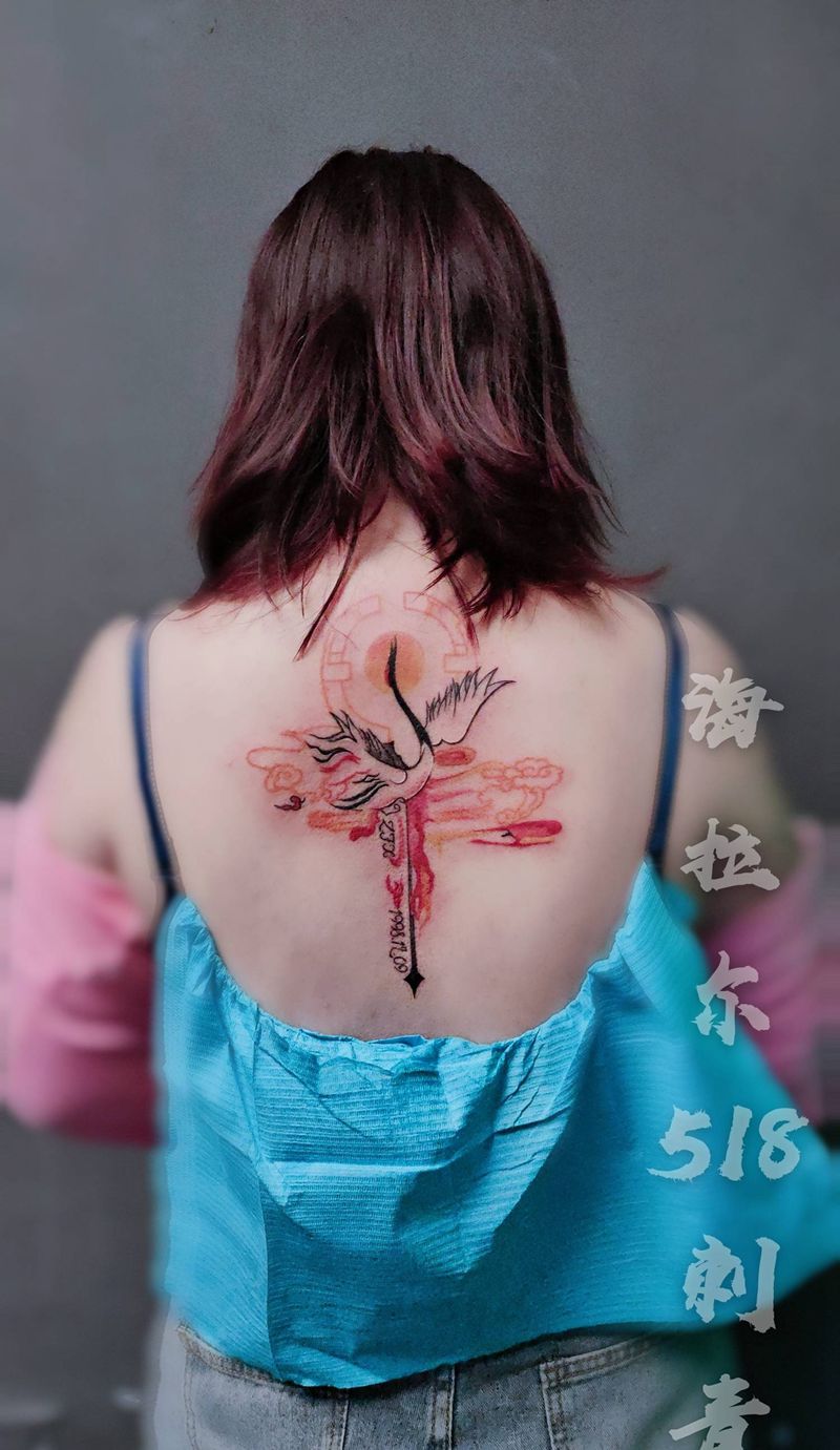 鹤纹身图片_背部水墨花体字纹身图案