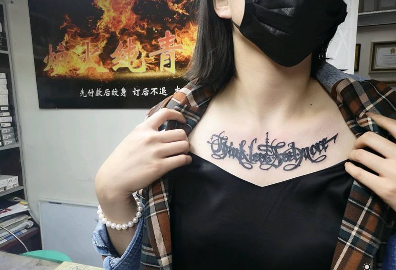 锁骨小花体纹身图片_胸部花体字纹身图案
