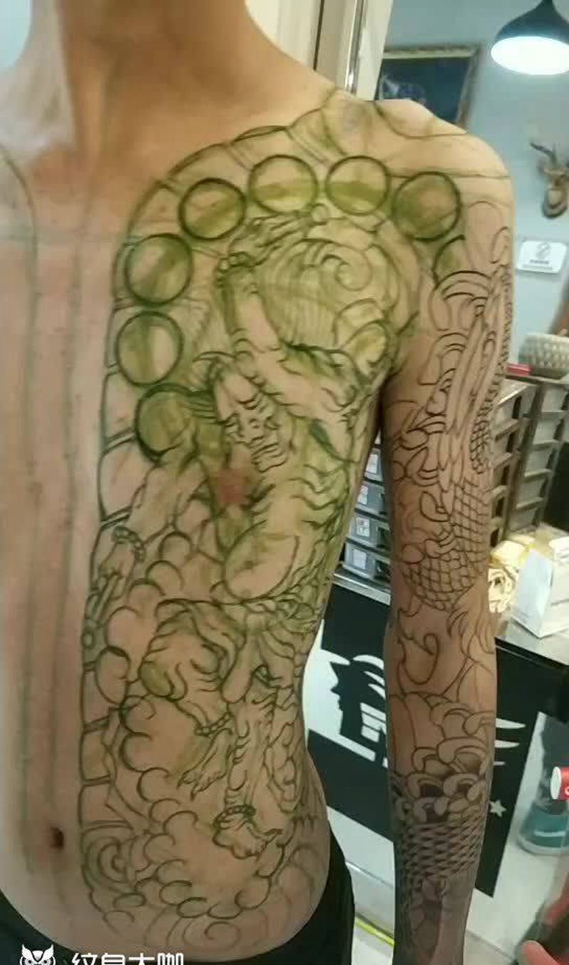 风雷神纹身图片_胸部老传统雷神风神纹身图案