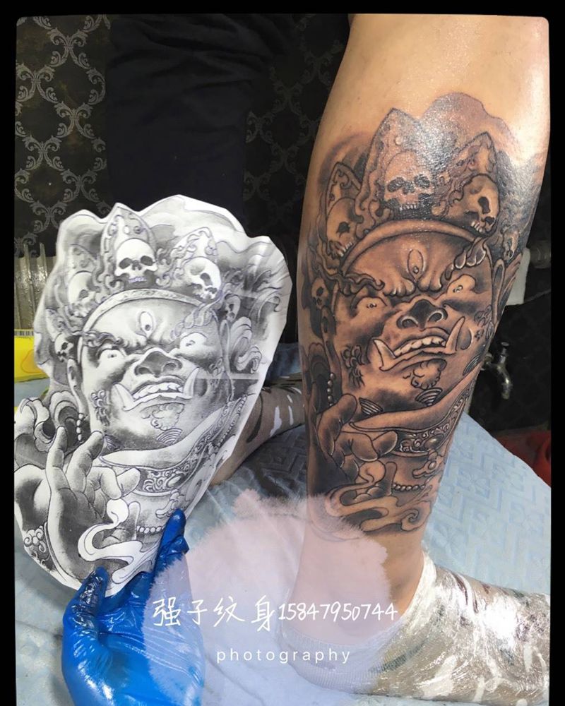 小腿大黑天纹身图片_腿部成品传统纹身图案
