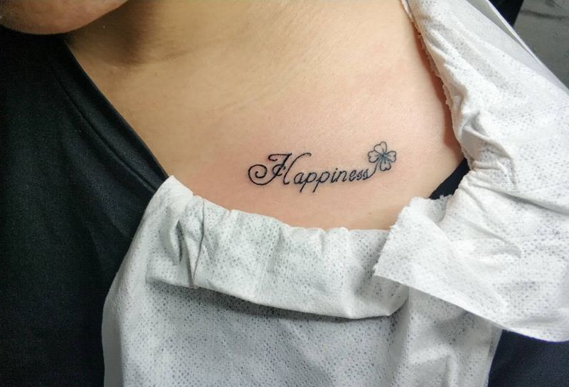 快乐纹身图片_颈部花体字纹身图案