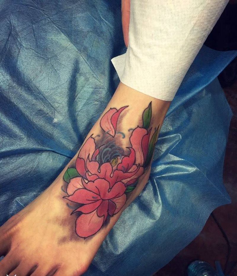 牡丹纹身图片_成品腿部传统纹身图案