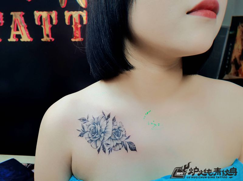 素花纹身图片_胸部点刺新传统纹身图案