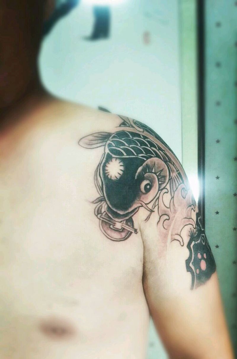 招财锦鲤口含钱币覆盖纹身图片_胸部肩部老传统覆盖纹身图案