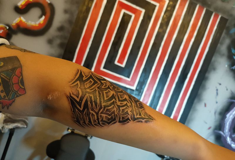 Keep my self纹身图片_手臂花体字纹身图案