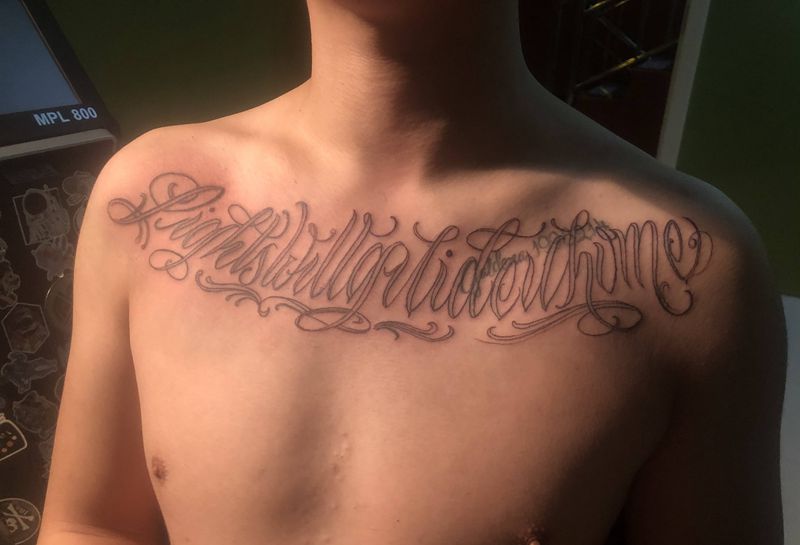 玫瑰与花体纹身图片_胸部花体字New School纹身图案