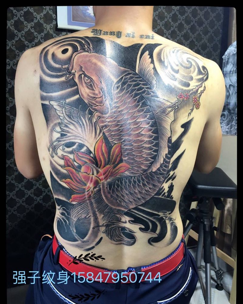 满背鲤鱼纹身图片