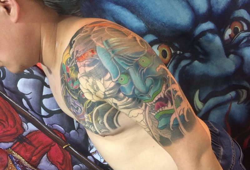 传统半甲纹身图片_胸部肩部传统纹身图案