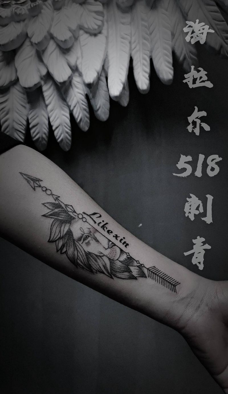 狮子纹身图片_手臂几何花体字纹身图案
