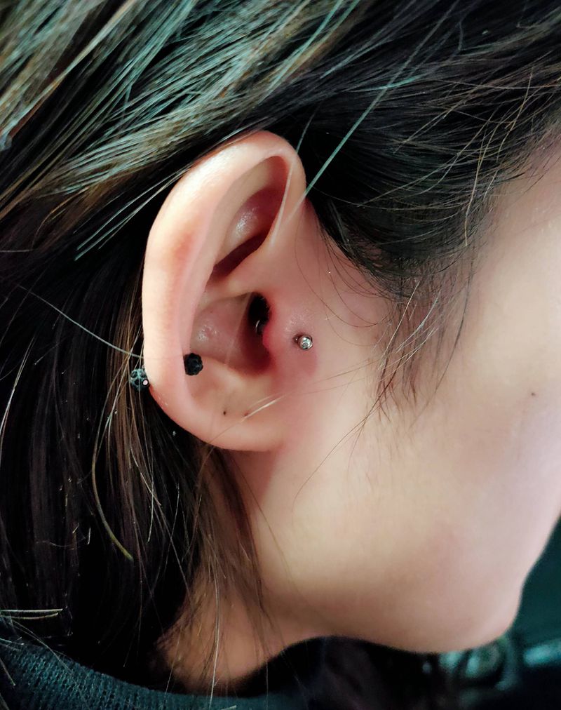 耳骨钉纹身图片_颈部几何点刺纹身图案