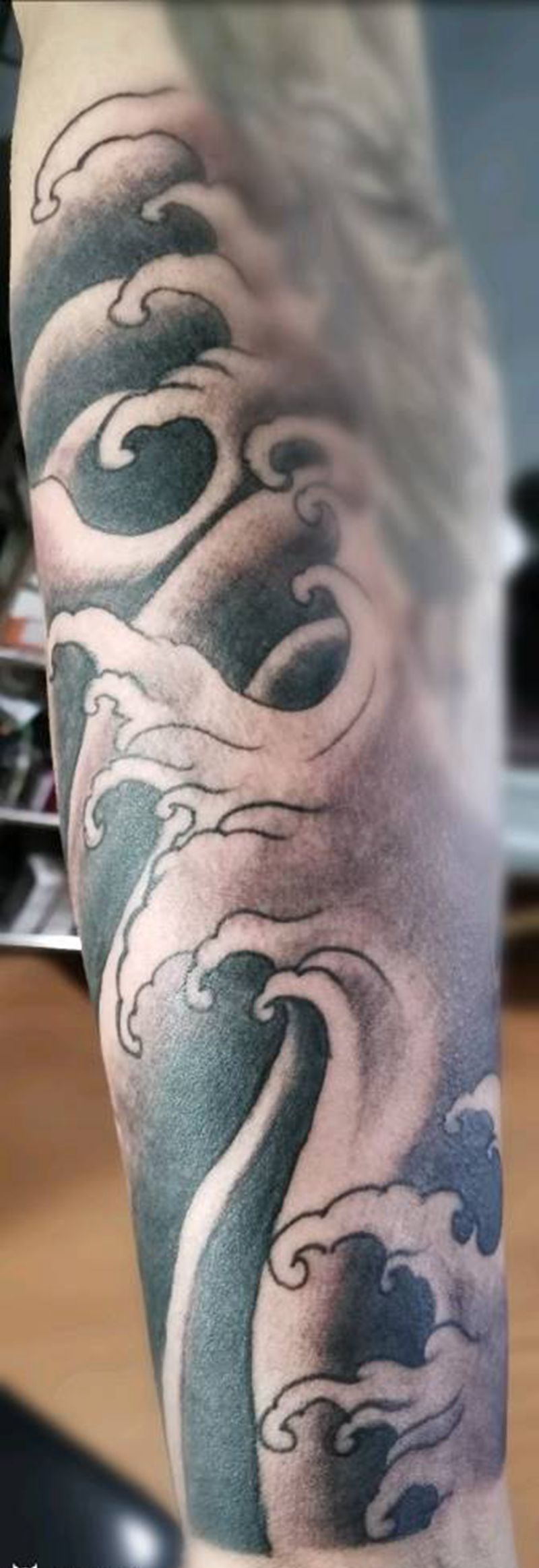 旧胳膊添加背景水浪纹身图片_手臂新传统纹身图案