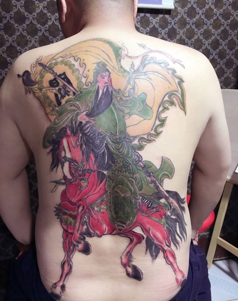 后背战马关公纹身图片