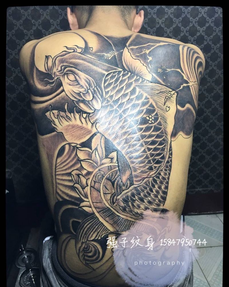 满背鲤鱼纹身图片