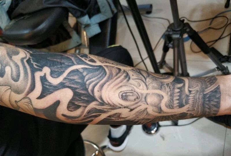 小臂衔接龙纹身图片_手臂欧美写实新传统龙石雕纹身图案