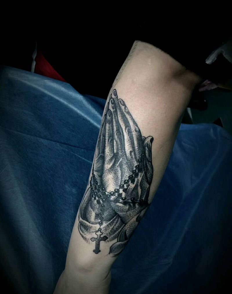 祈祷之手纹身图片_手臂点刺纹身图案