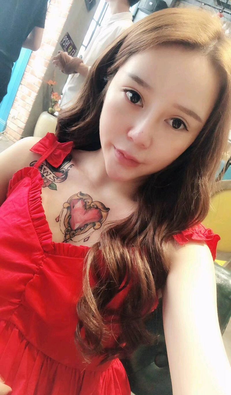 双肩燕子 中间宝石纹身图片_肩部胸部欧美传统清新写实国画贴纸动物成品纹身图案