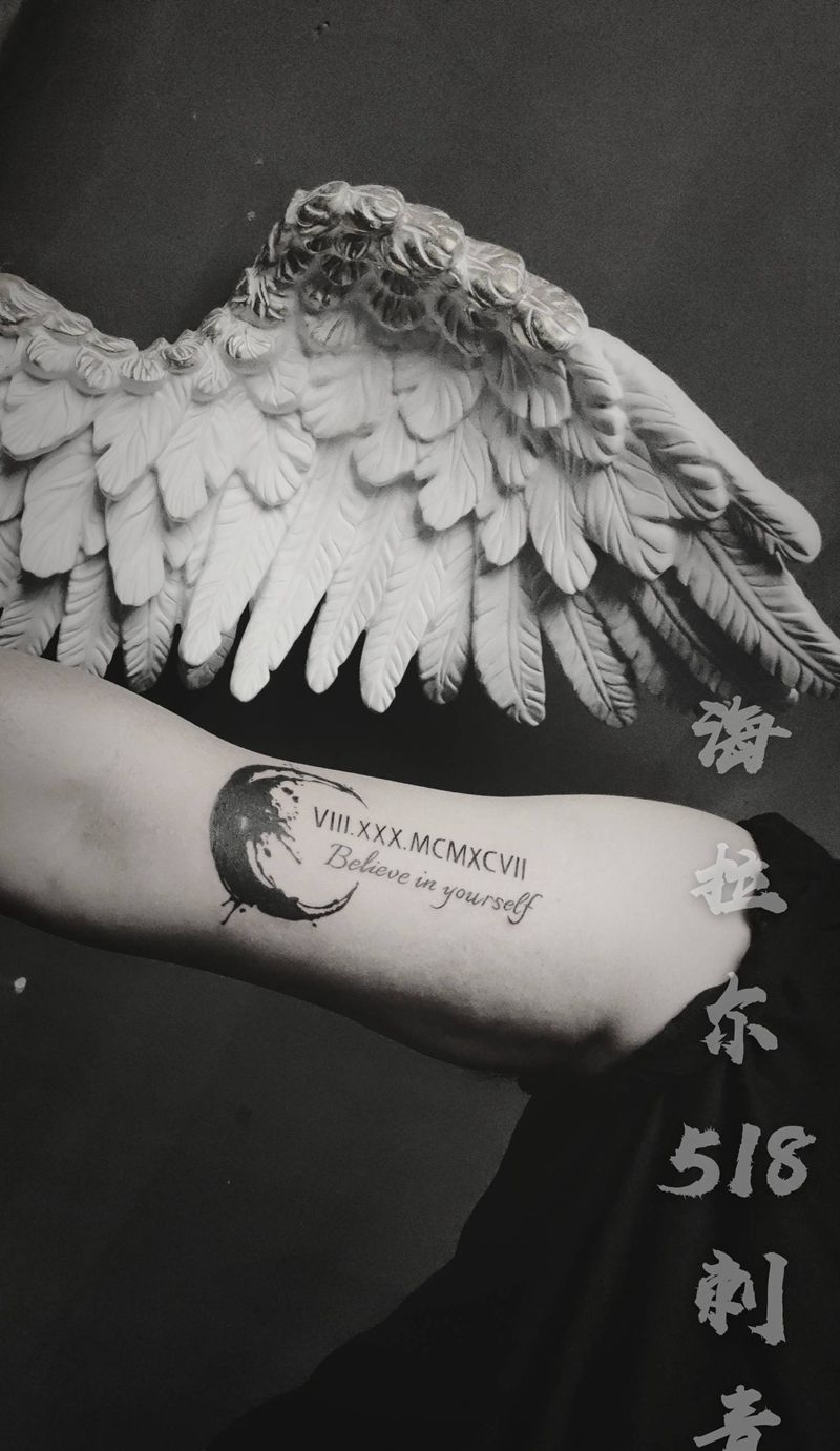 月亮纹身图片_手臂花体字水墨纹身图案