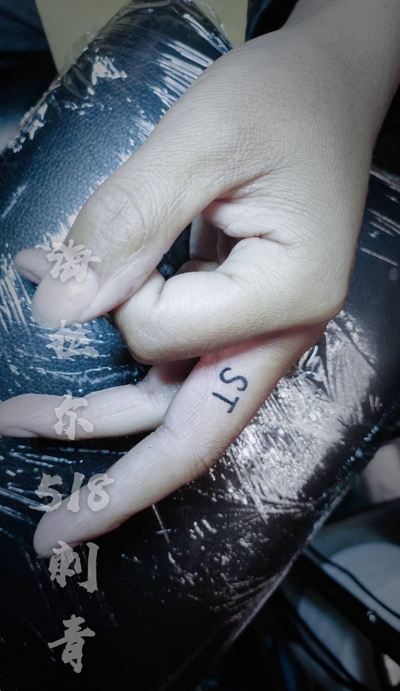 手指字母纹身图片_手部花体字纹身图案