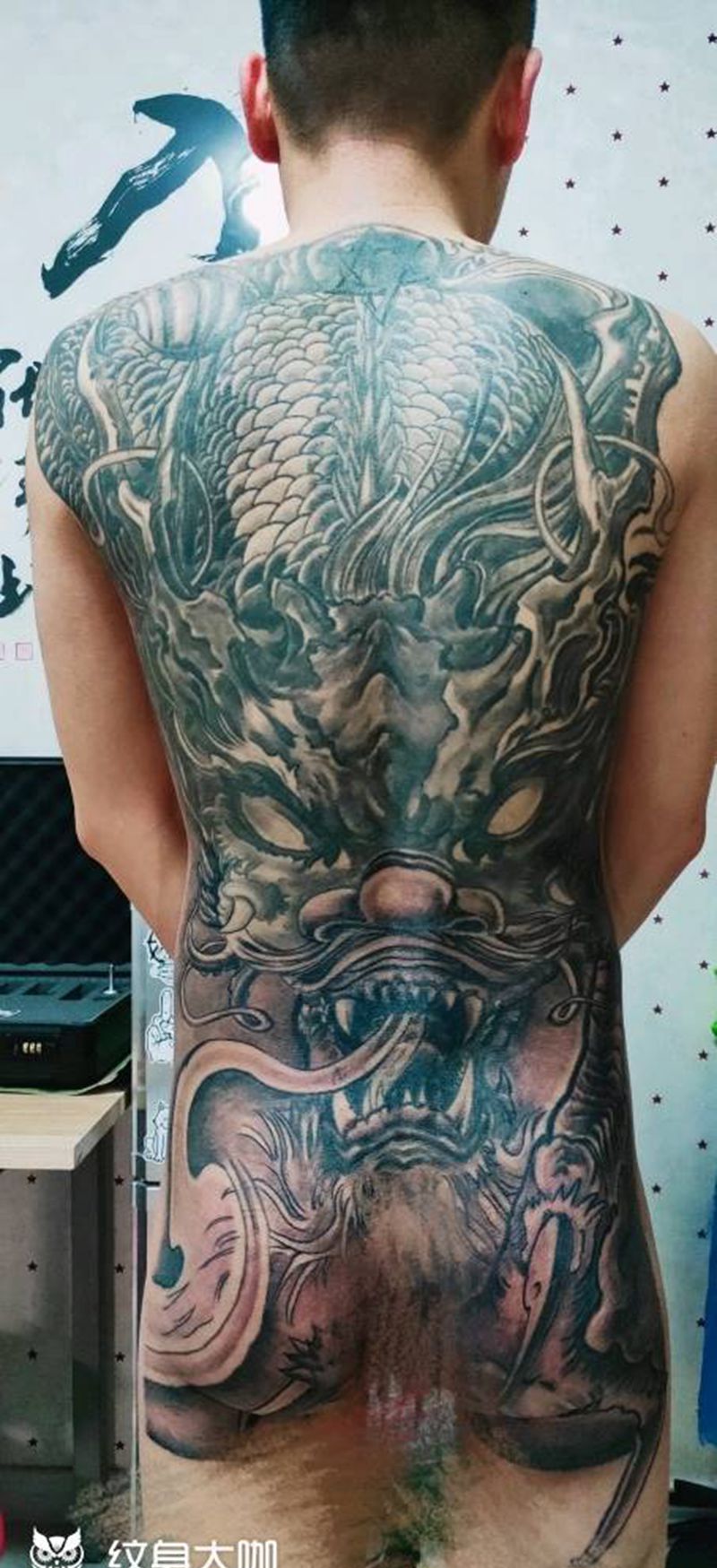 满背大龙纹身图片_背部新传统纹身图案