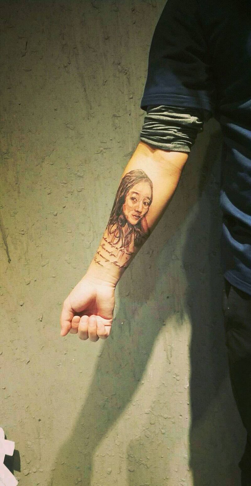 爱妻照片纹身图片_手臂欧美写实花体字纹身图案