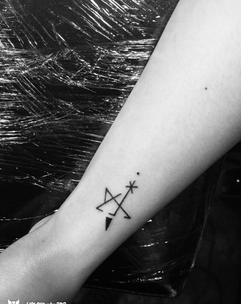 小清新j纹身图片_成品颈部手部清新几何纹身图案