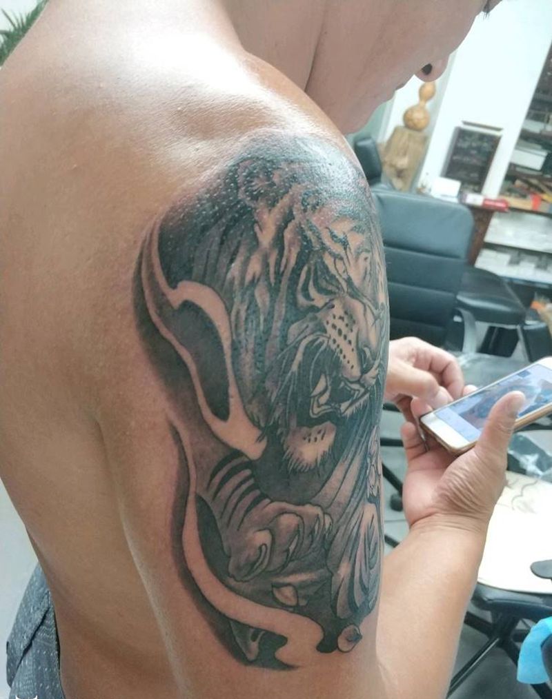 老虎纹身图片_肩部老传统虎纹身图案