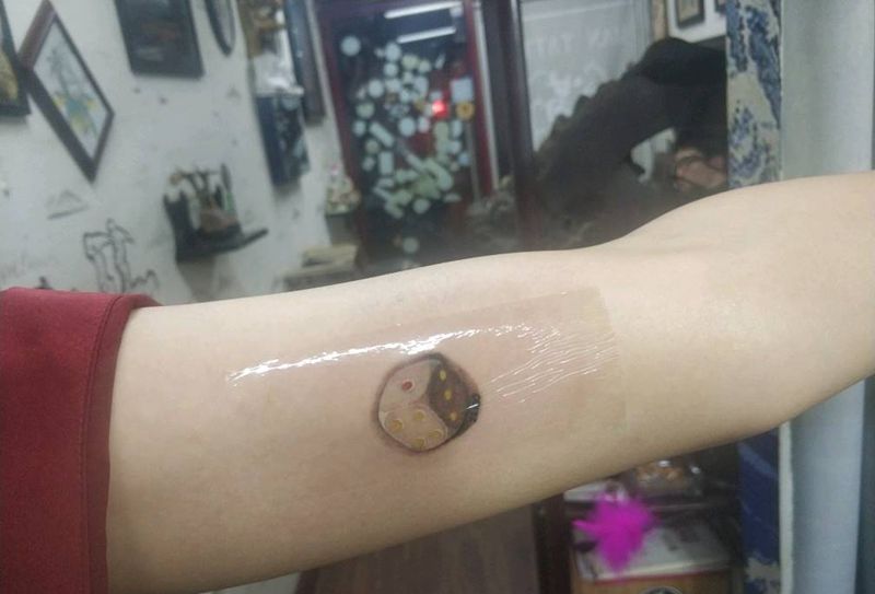 骰子纹身图片_手臂欧美写实骰子纹身图案