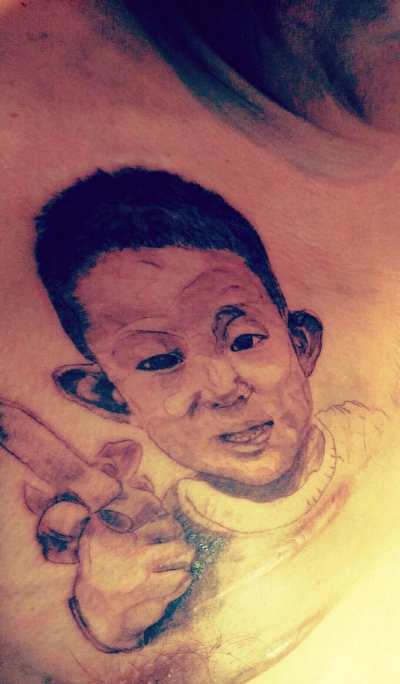 儿子照片纹身图片_胸部欧美写实纹身图案