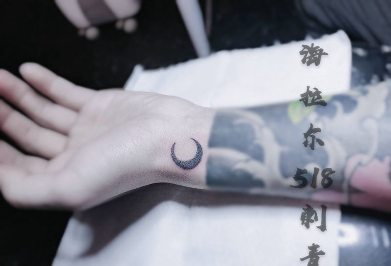 月亮纹身图片_手部手臂点刺纹身图案