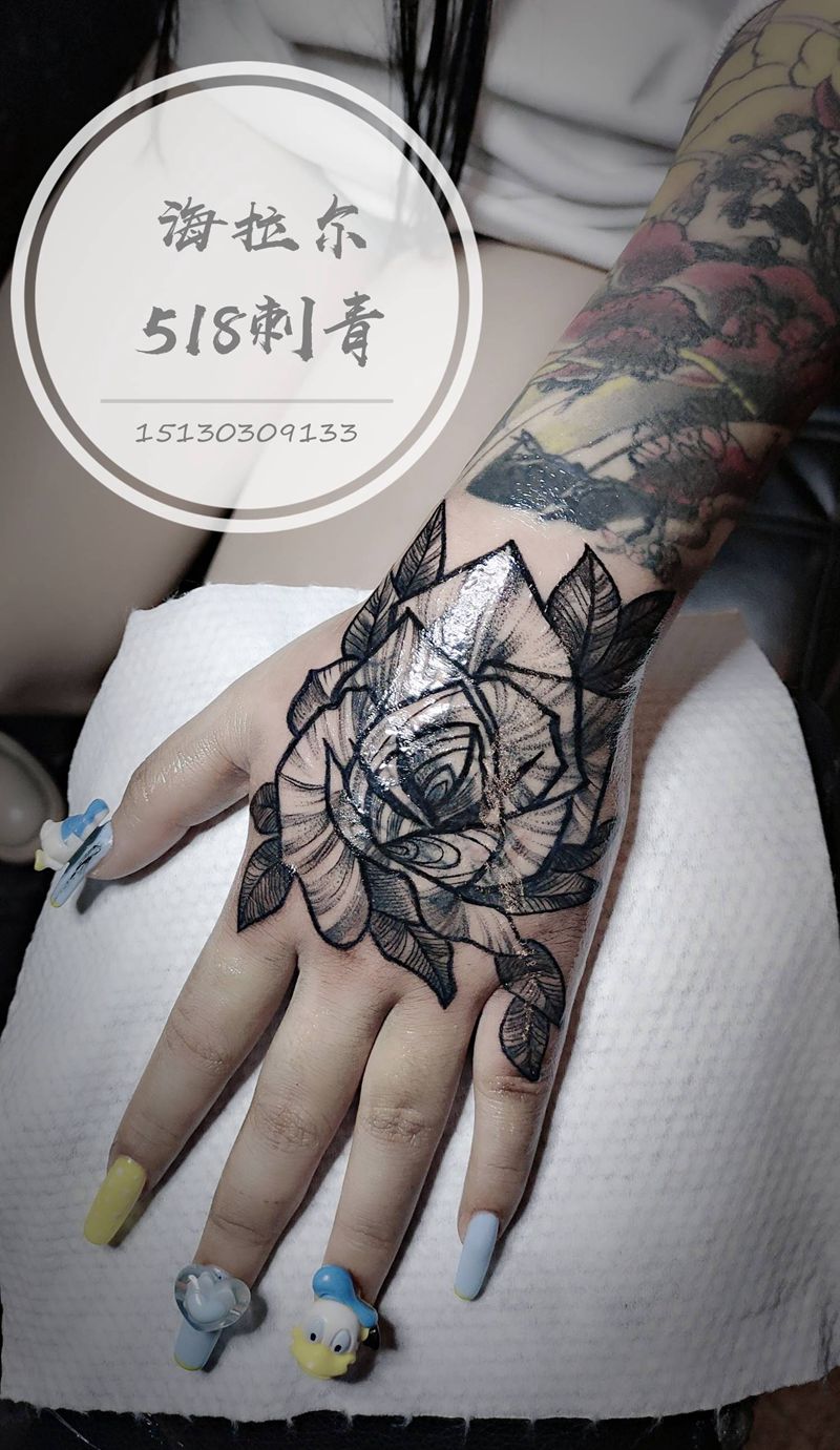 花手纹身图片_手部点刺纹身图案