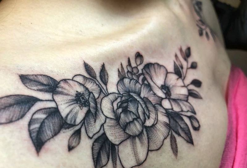 素花纹身图片_肩部胸部纹身图案