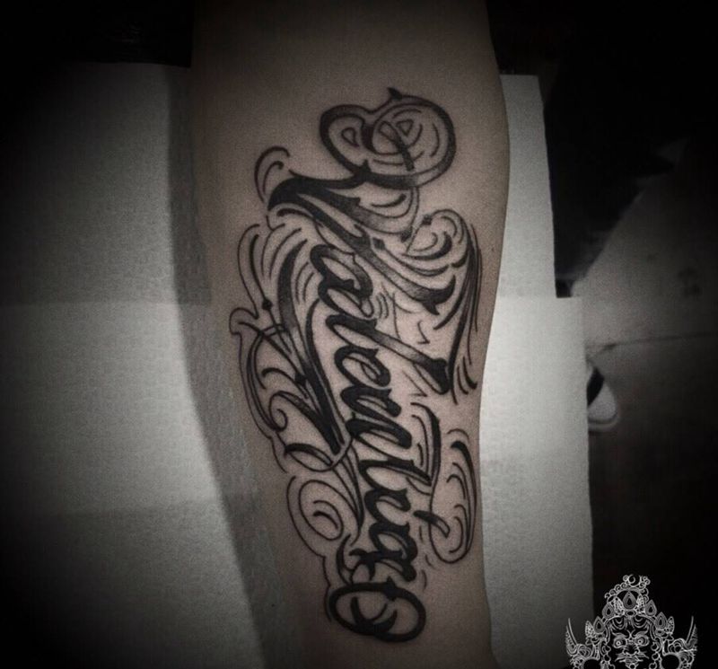 店内花体字母纹身图片_手臂花体字纹身图案