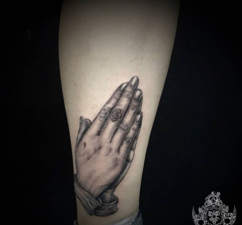 祈祷之手，私人定制纹身图片_腿部欧美写实纹身图案