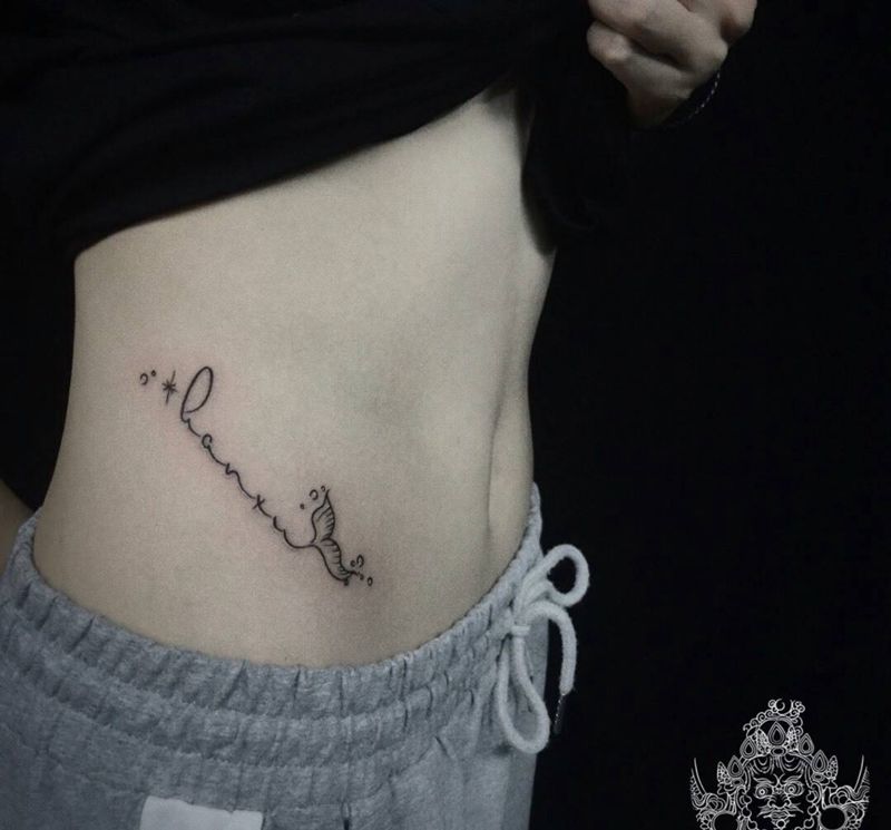 美女侧腰小清新纹身图片_腰部小清新纹身图案