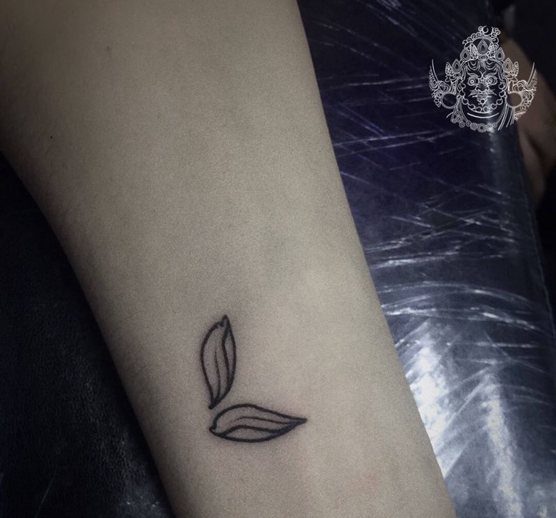 小花瓣纹身图片_手臂小清新纹身图案