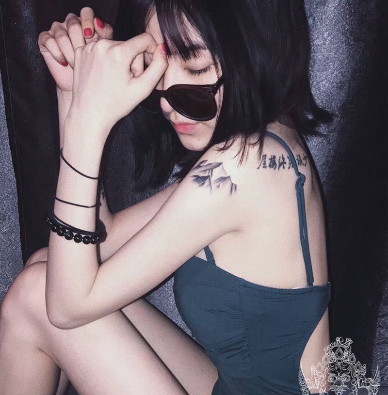 小美女的买家秀纹身图片_手臂点刺纹身图案