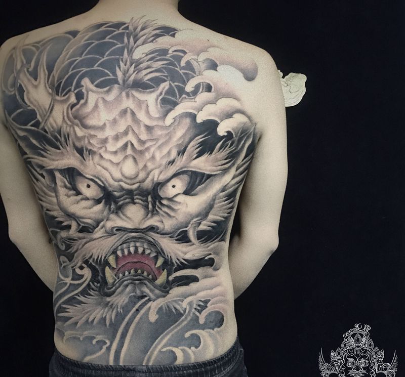店内满背龙头纹身图片_背部新传统纹身图案