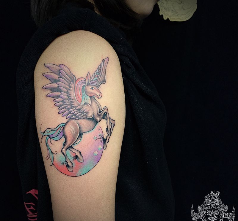 独角兽纹身图片_手臂Old School水彩纹身图案