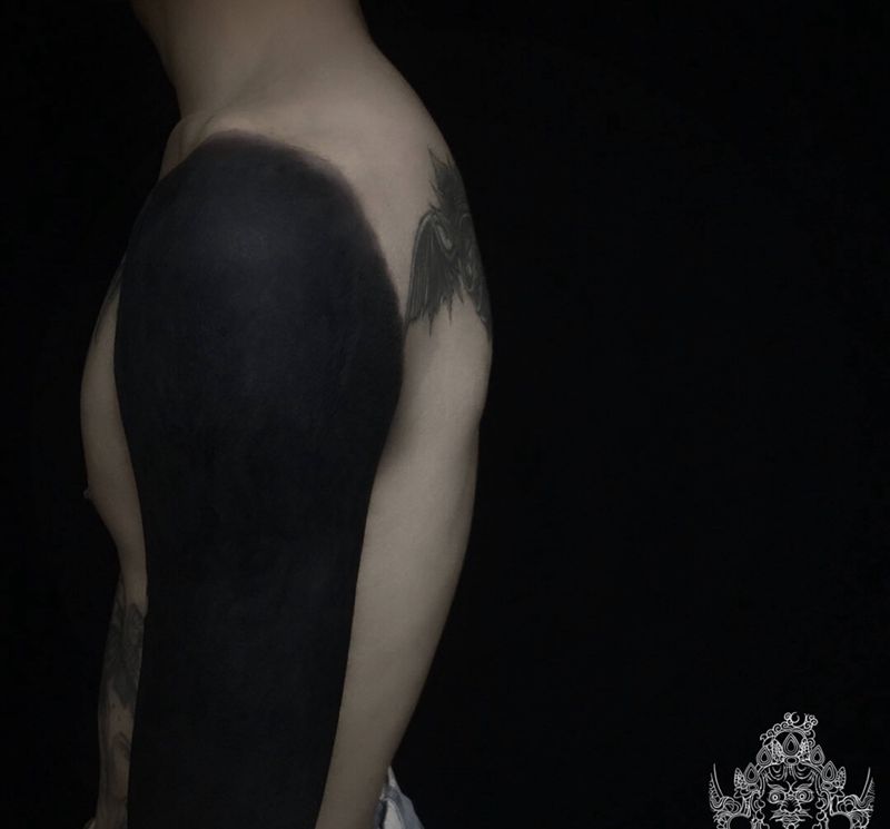 黑臂第一次纹身图片_手臂图腾纹身图案