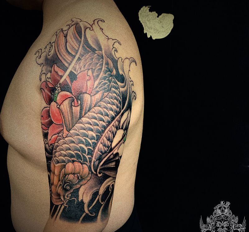 大臂鱼纹身图片_手臂新传统纹身图案