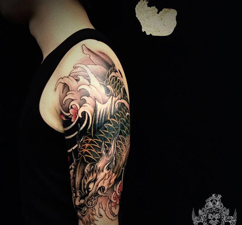 大臂鳌鱼纹身图片_手臂新传统纹身图案