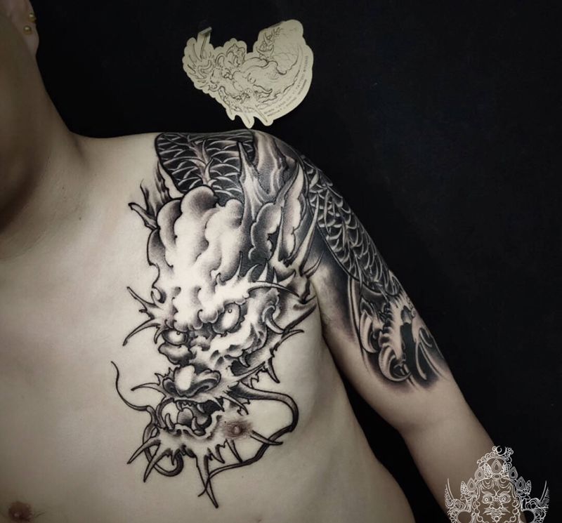 过肩龙啊纹身图片_胸部新传统纹身图案