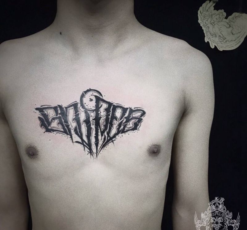 花体英文字母纹身图片_胸部花体字纹身图案