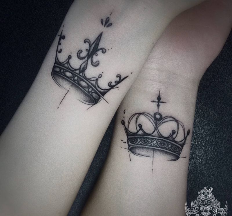 情侣皇冠纹身图片_手臂点刺纹身图案