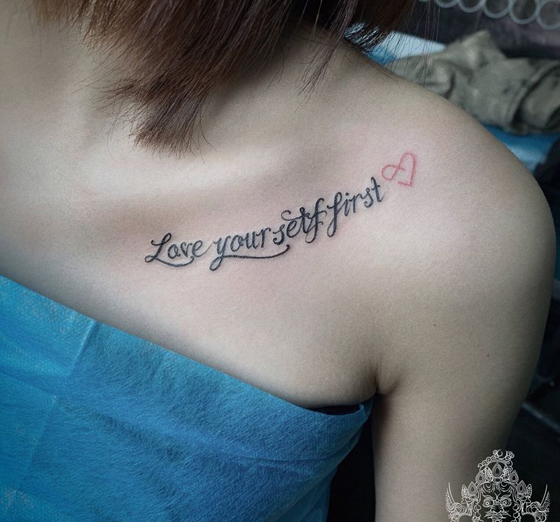 锁骨小清新纹身图片_胸部花体字纹身图案