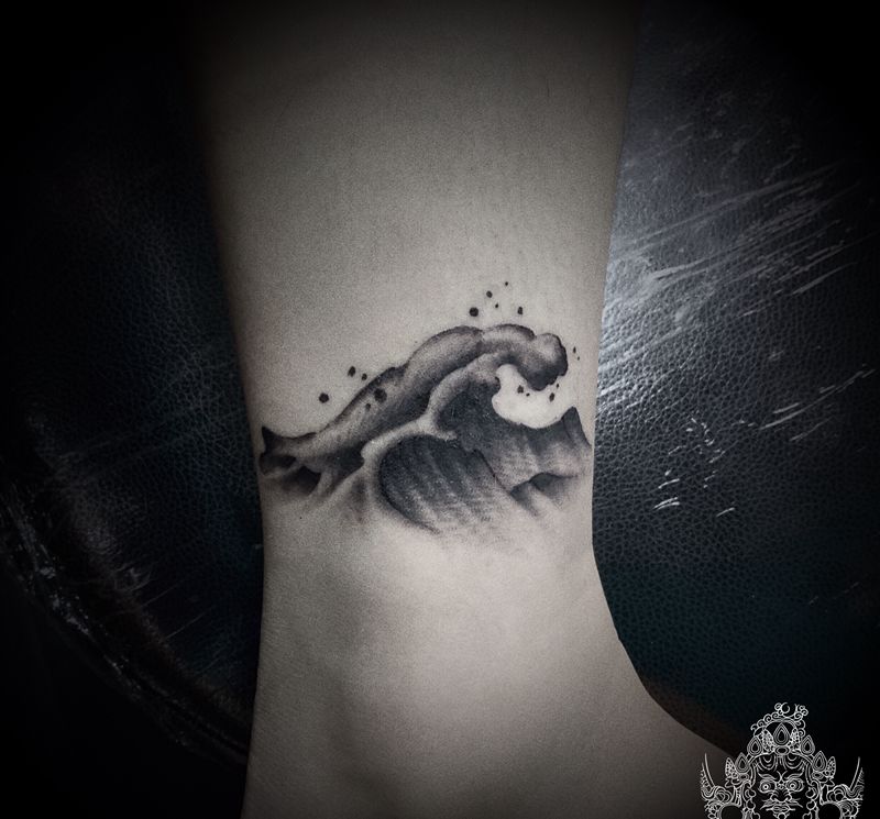 水浪纹身图片_脚部水墨纹身图案