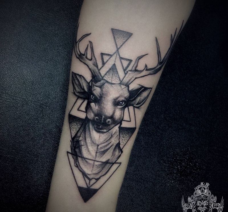 小鹿纹身图片_手臂点刺纹身图案