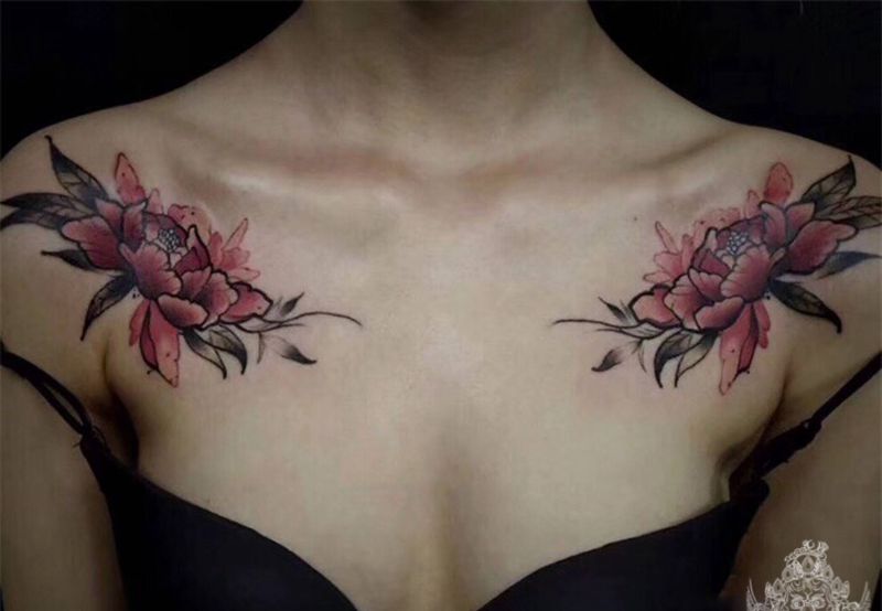 肩花纹身图片_胸部水彩纹身图案