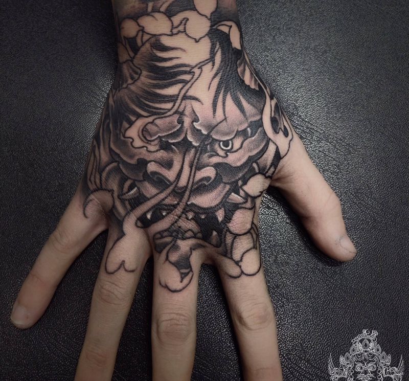 花手般若纹身图片_手部新传统纹身图案