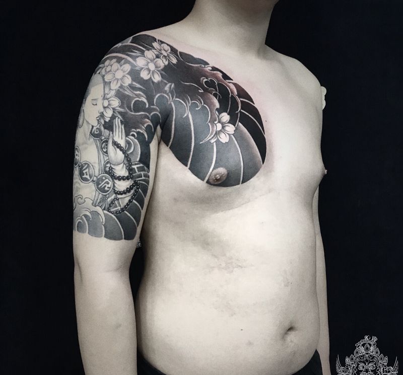 半甲,板雾纹身图片_肩部手臂老传统纹身图案